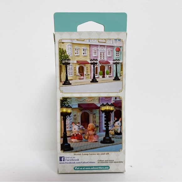 Calico Critters Mr. Lion's Winter Sleigh Holiday Set and Light Up Street Light - Picture 7 of 7